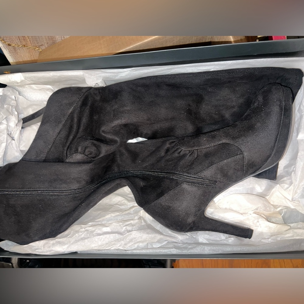 Like NEW! Tahari Womens Suede Zip Up Knee High Fashion Boots